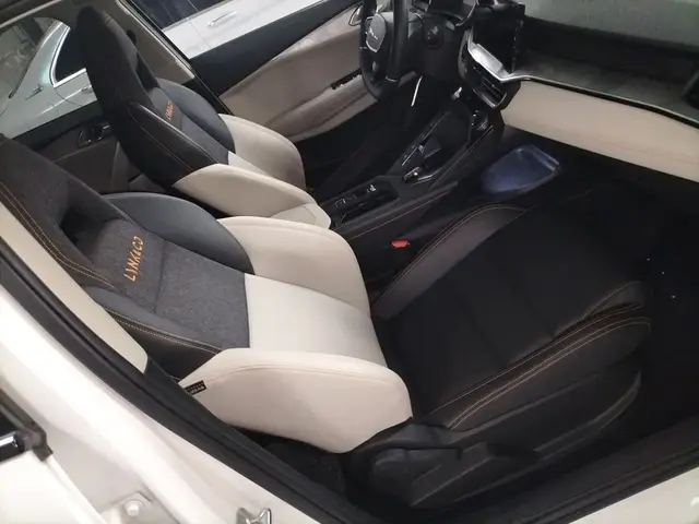 LYNK & CO 06 EM-P 2022