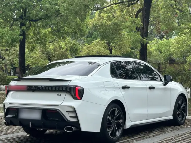 LYNK & CO 03 2023