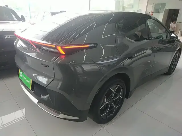 LYNK & CO Z20 2024
