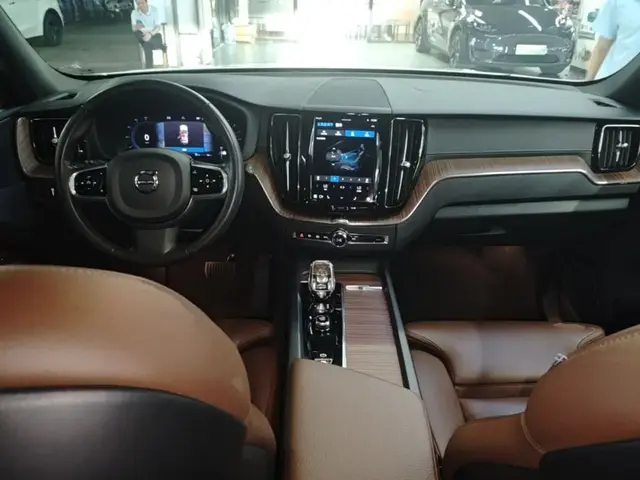 VOLVO XC60 LUXURY 2022