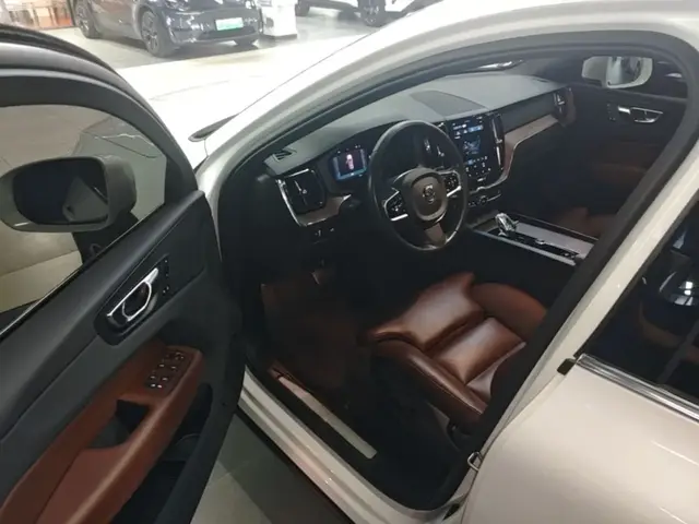 VOLVO XC60 LUXURY 2022