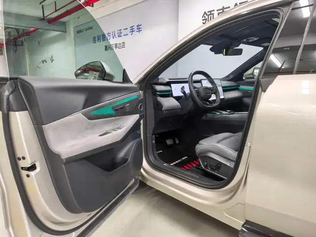 LYNK & CO 08 EM-P 2023