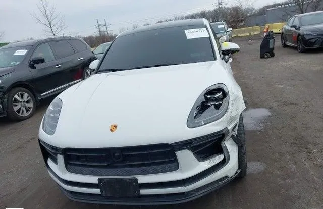PORSCHE MACAN T 2024