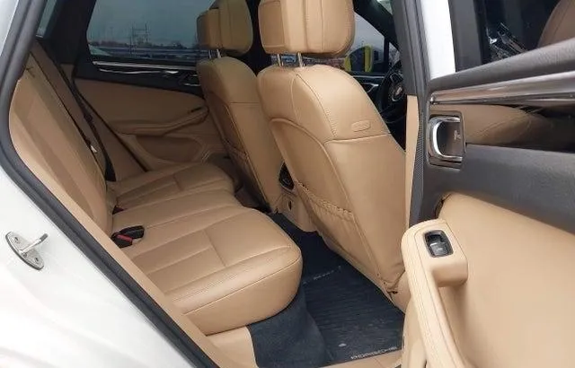 PORSCHE MACAN T 2024