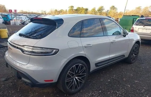 PORSCHE MACAN T 2024