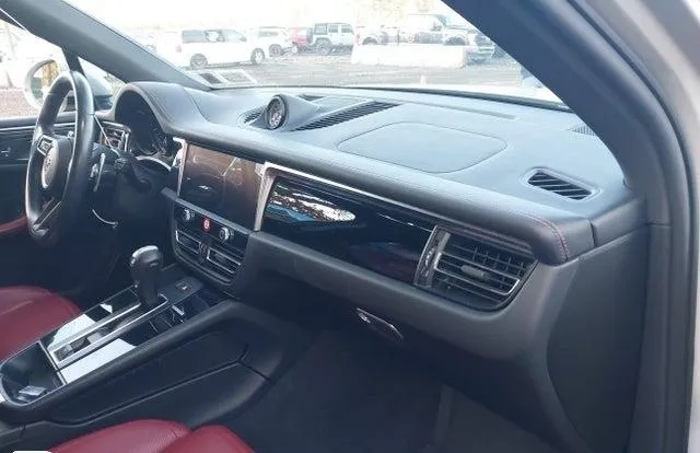 PORSCHE MACAN T 2024