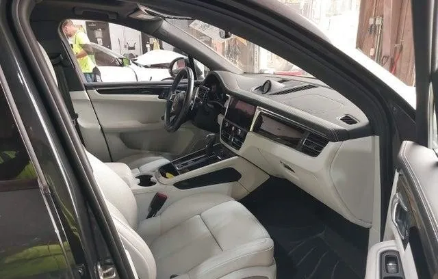PORSCHE MACAN T 2025