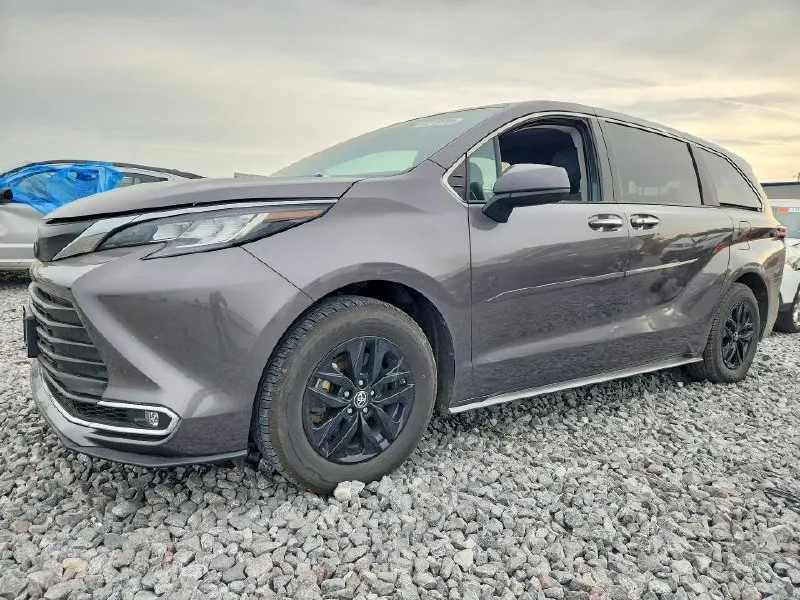 TOYOTA SIENNA XLE 2022