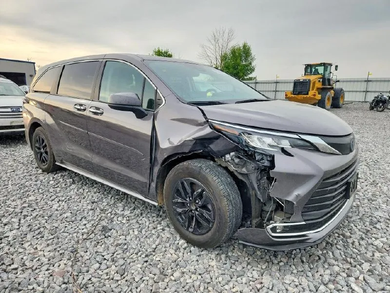 TOYOTA SIENNA XLE 2022