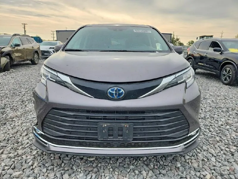 TOYOTA SIENNA XLE 2022
