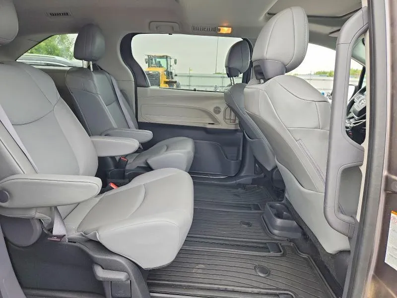 TOYOTA SIENNA XLE 2022