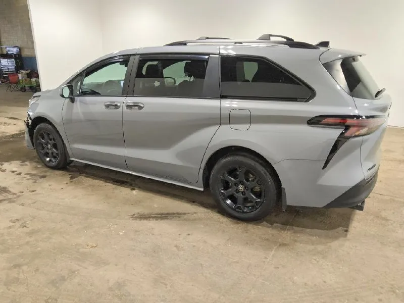 TOYOTA SIENNA WOODLAND EDITION 2025