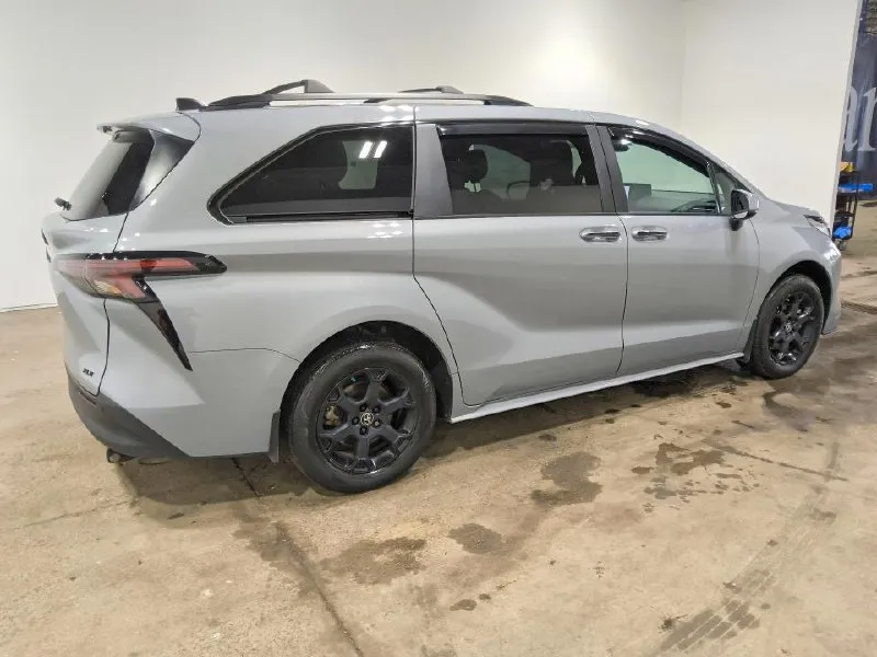 TOYOTA SIENNA WOODLAND EDITION 2025