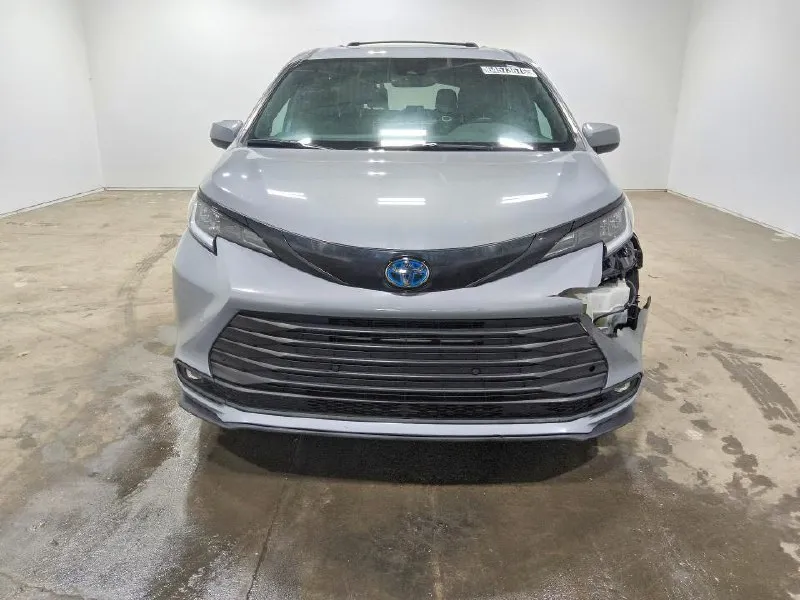TOYOTA SIENNA WOODLAND EDITION 2025