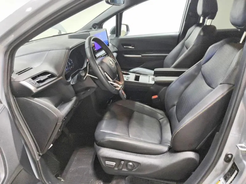 TOYOTA SIENNA WOODLAND EDITION 2025