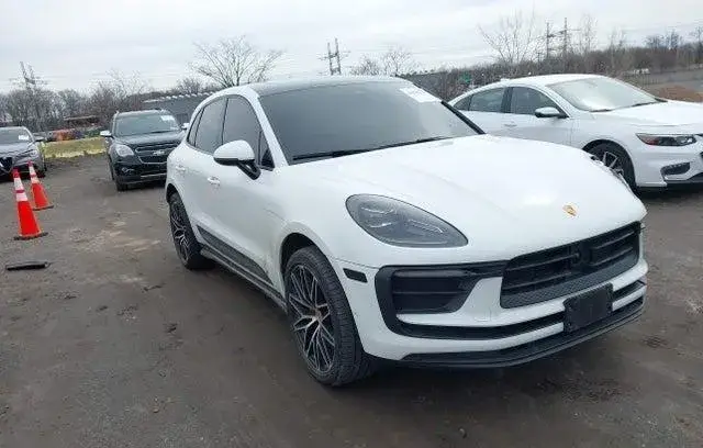 PORSCHE MACAN T 2024