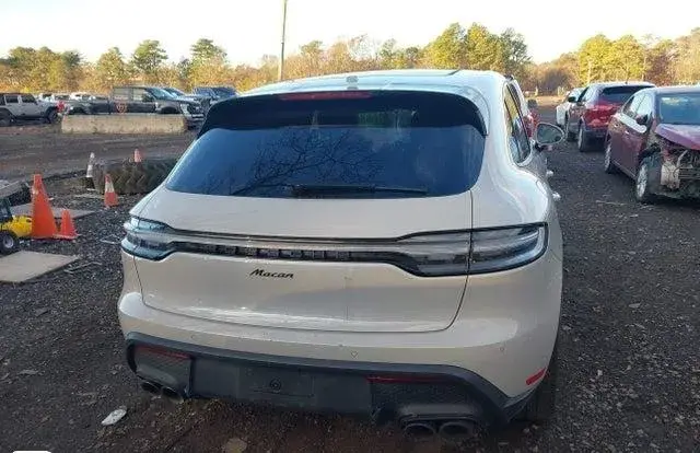 PORSCHE MACAN T 2024