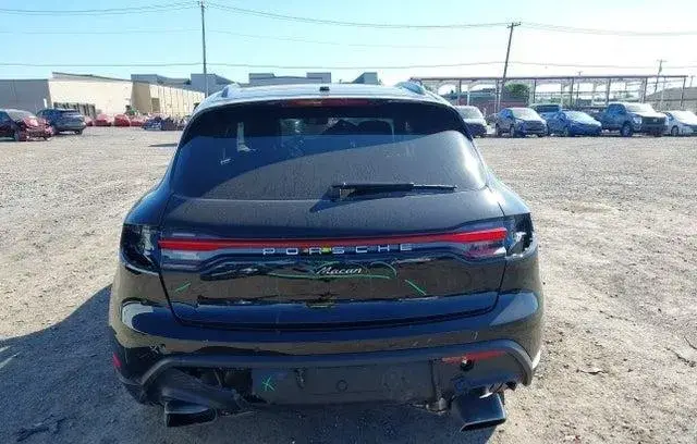 PORSCHE MACAN T 2025