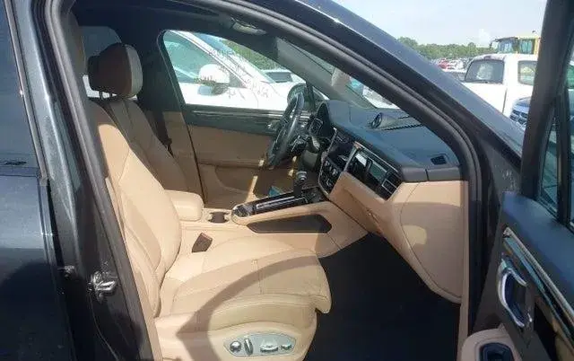 PORSCHE MACAN T 2024