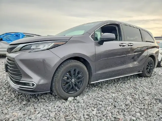TOYOTA SIENNA XLE 2022