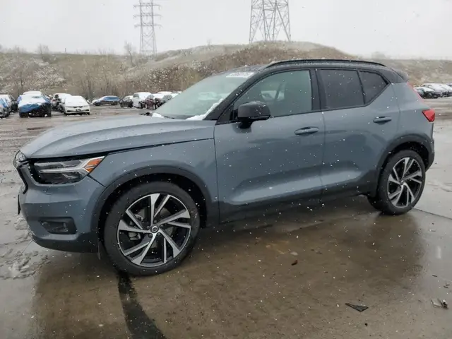 VOLVO XC40 2021