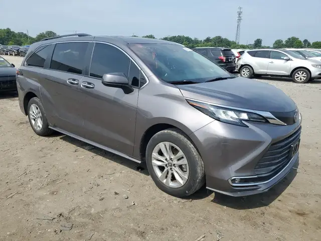 TOYOTA SIENNA XLE 2021