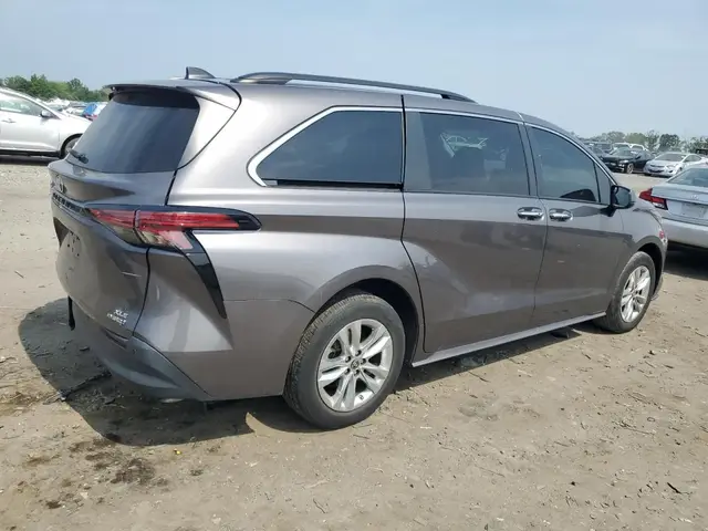 TOYOTA SIENNA XLE 2021