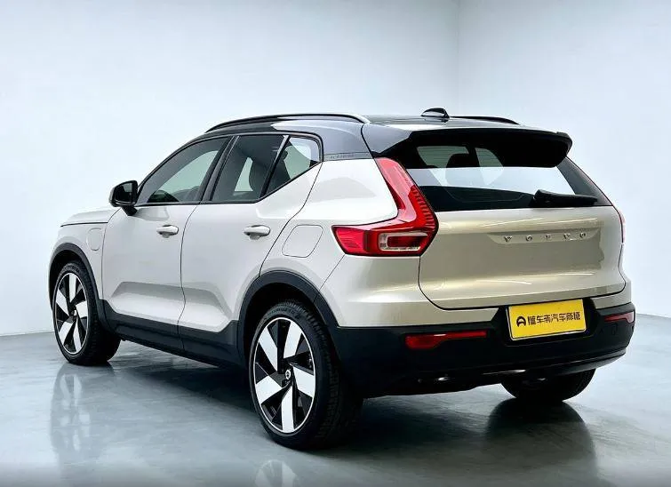 VOLVO XC40 2023