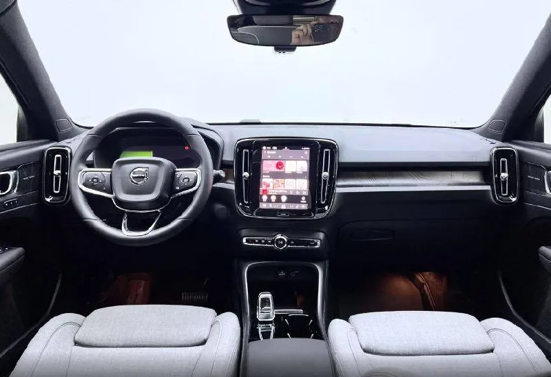 VOLVO XC40 2023