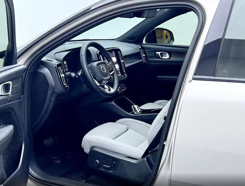 VOLVO XC40 2023