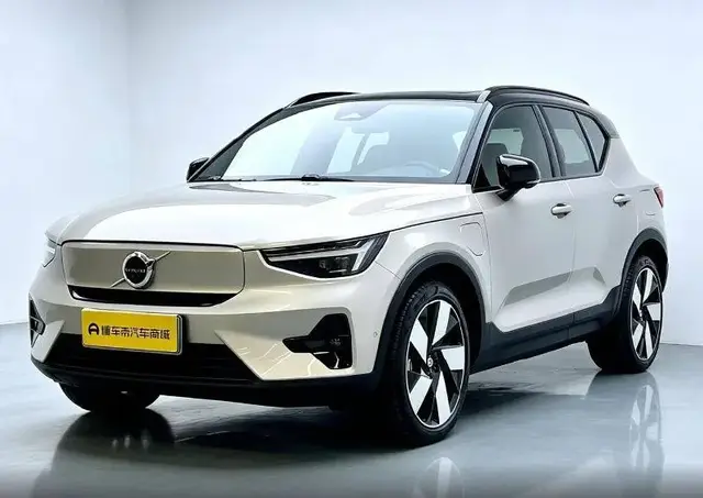 VOLVO XC40 2023
