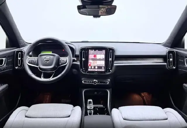 VOLVO XC40 2023