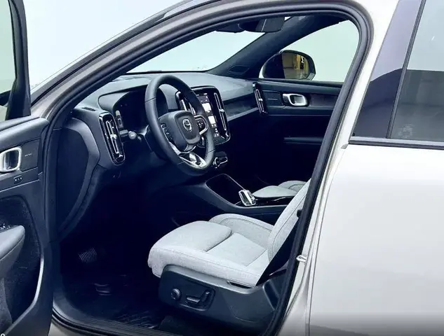 VOLVO XC40 2023