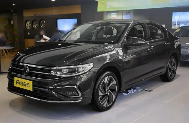 VOLKSWAGEN BORA 2025