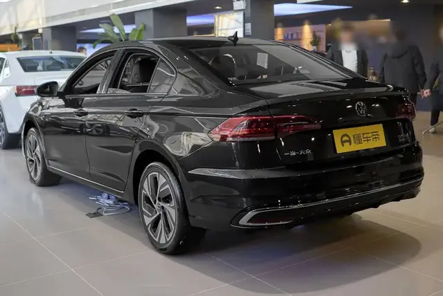 VOLKSWAGEN BORA 2025