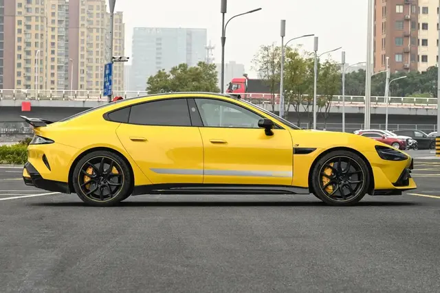 XIAOMI SU7 ULTRA 2025