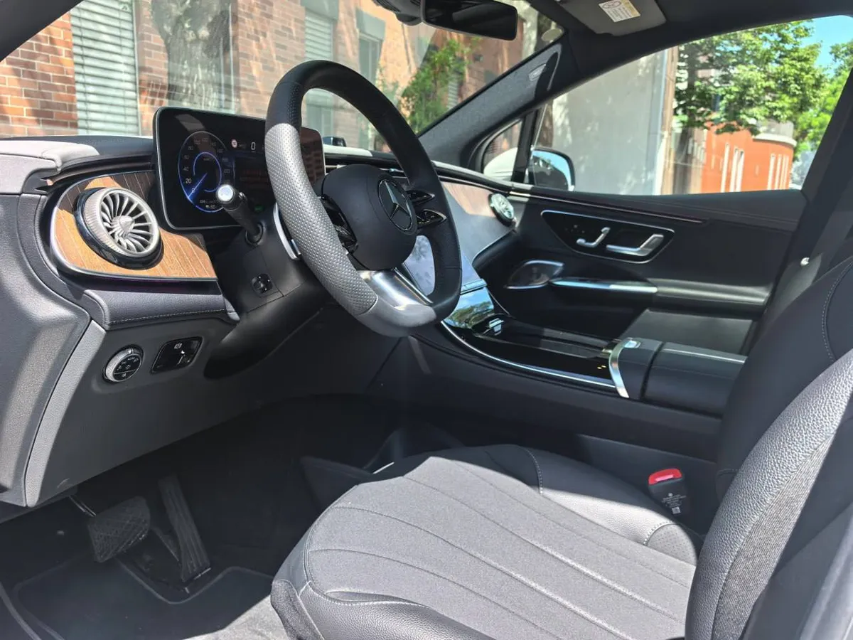MERCEDES-BENZ EQE LUXURY 2024