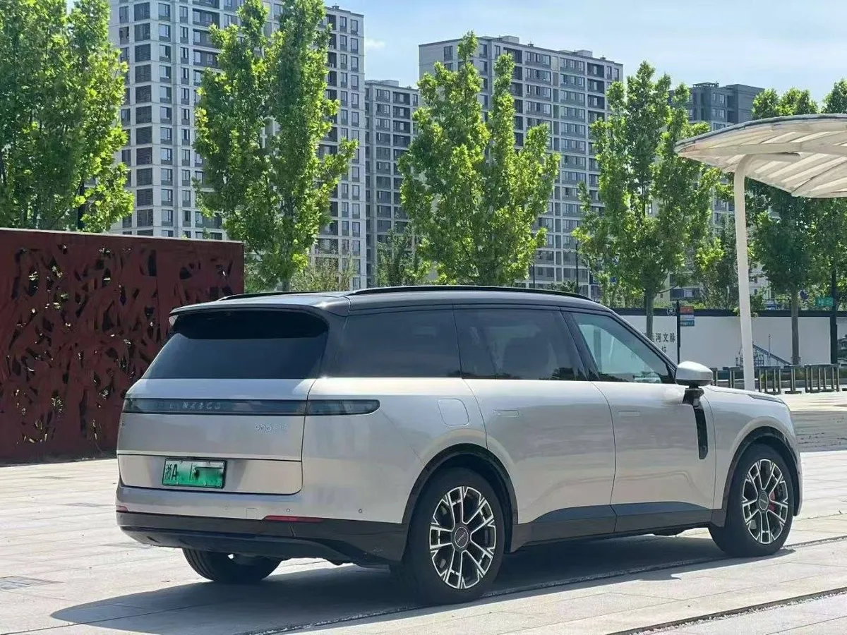 LYNK & CO 900 2025