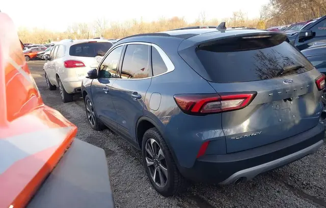 FORD ESCAPE PLATINUM AWD 2023