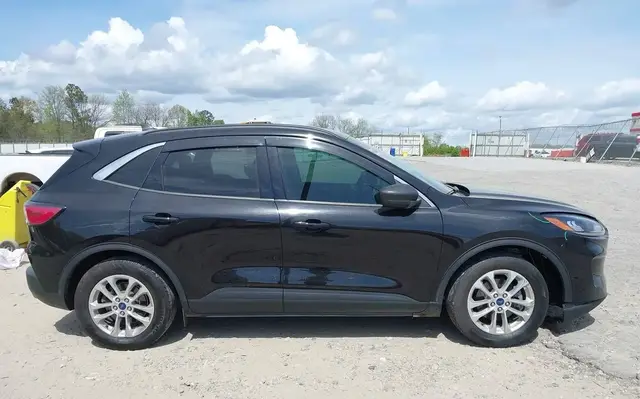 FORD ESCAPE SE 2022