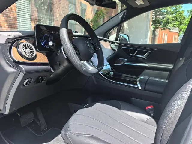 MERCEDES-BENZ EQE LUXURY 2024