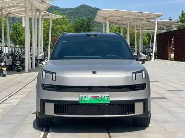 LYNK & CO 900 2025