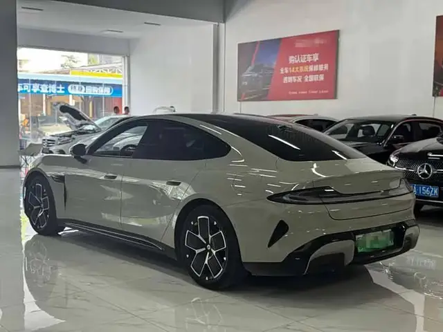 XIAOMI SU7 2024