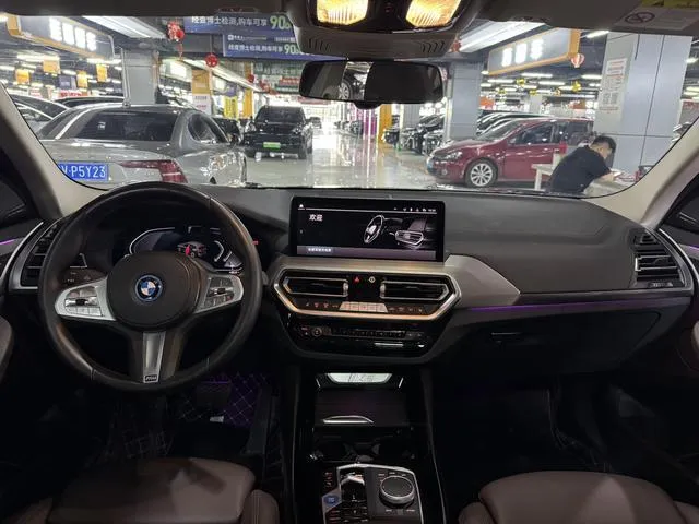 BMW IX3 2025