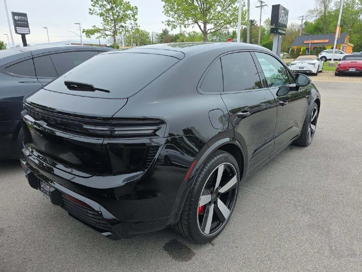 PORSCHE MACAN TURBO ELECTRIC 2024