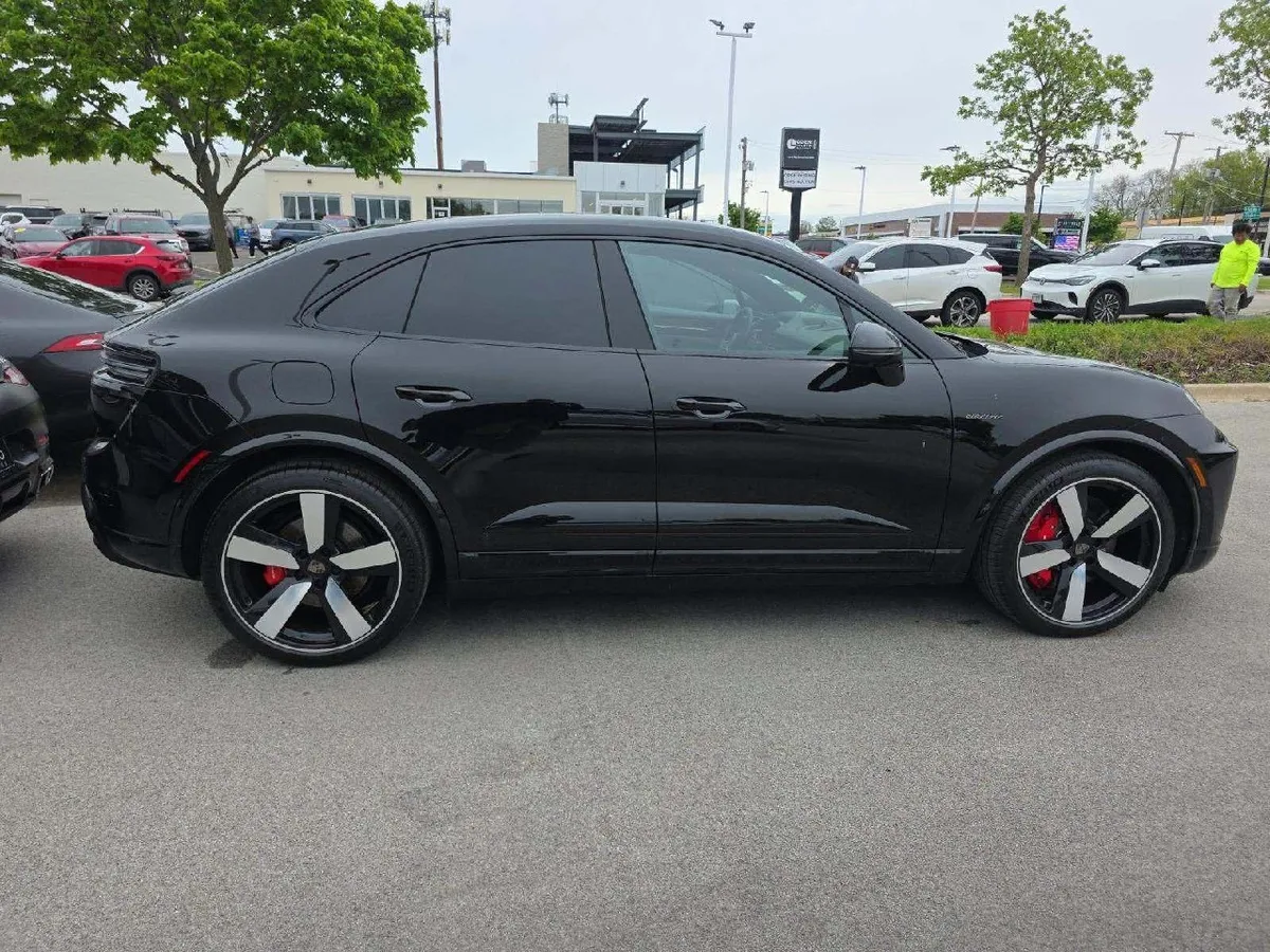 PORSCHE MACAN TURBO ELECTRIC 2024