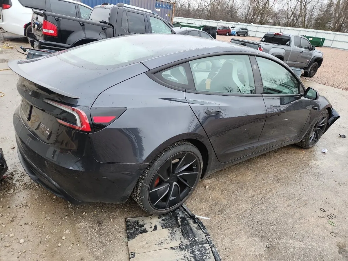 TESLA MODEL 3 PERFOMACE 2024