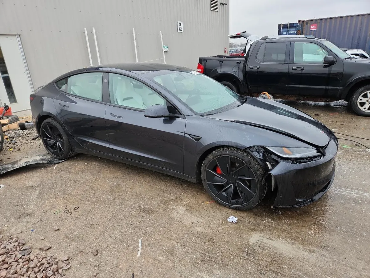 TESLA MODEL 3 PERFOMACE 2024