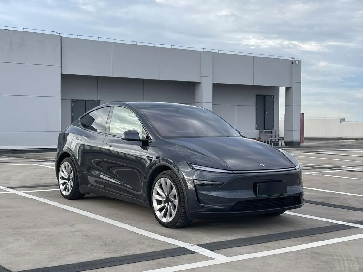 TESLA MODEL Y 2025