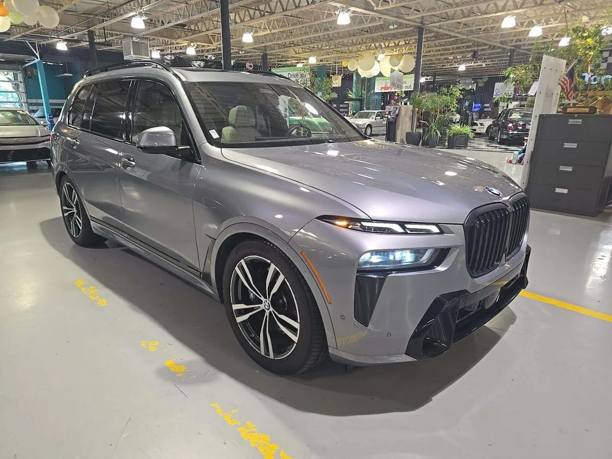 BMW X7 SPORTS ACTIVITY VEHICLE 2023